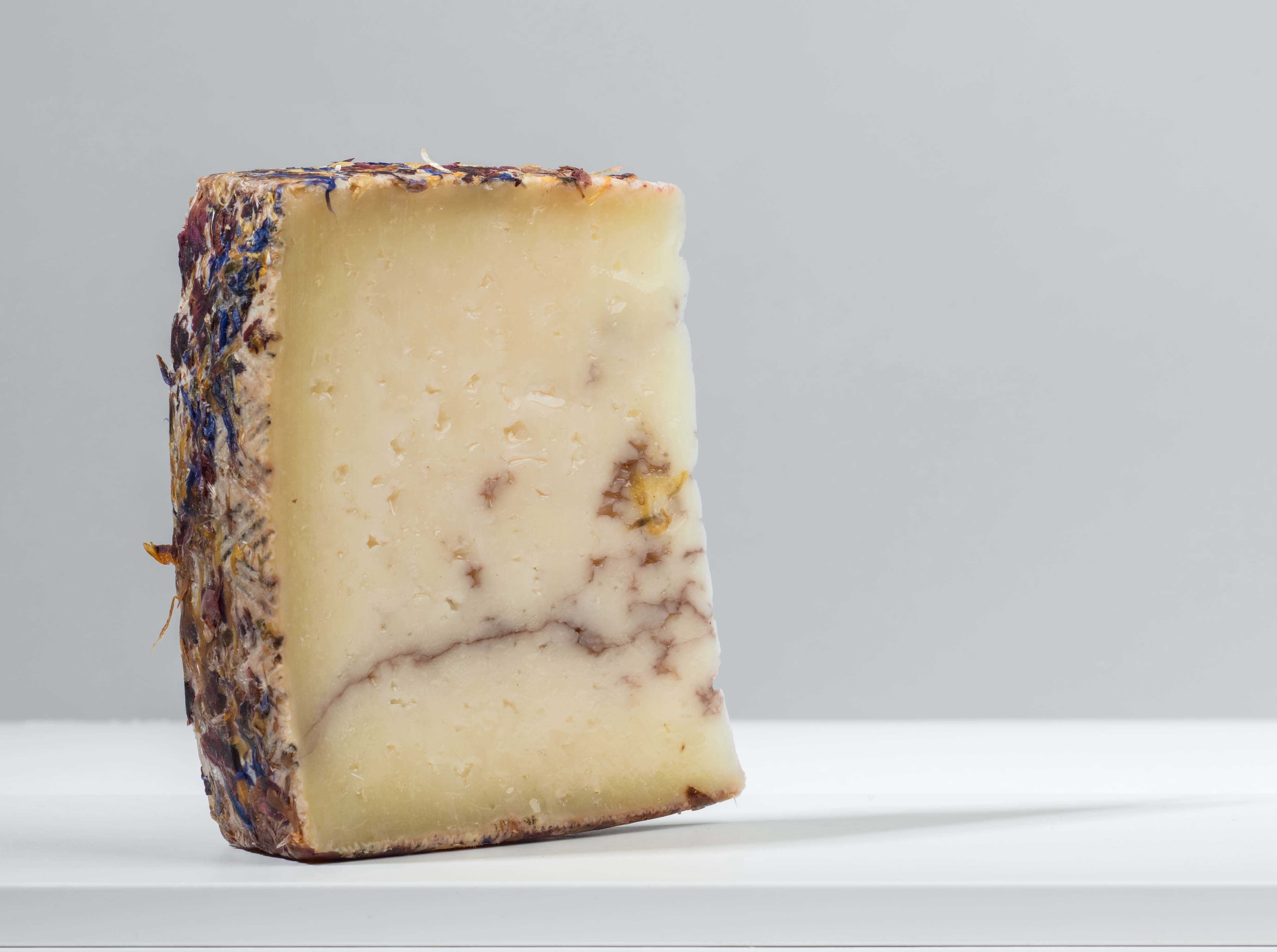 Queso de oveja con vino y flores Valle de los Molinos – de Vinoselección – en Vinoselección